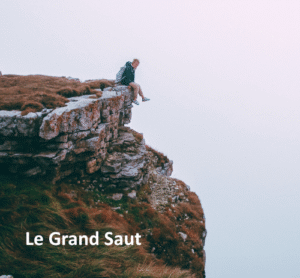 personne assise au bord d'une falaise avec comme titre : le grand saut