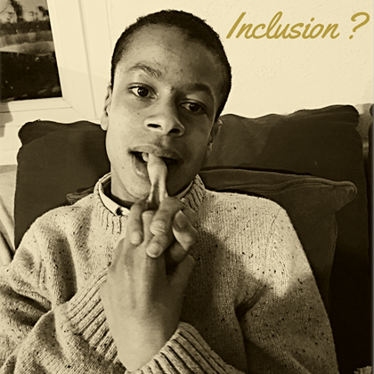 Photo noir et blanc d'un adolescent polyhandicapé en gros plan avec pour titre 