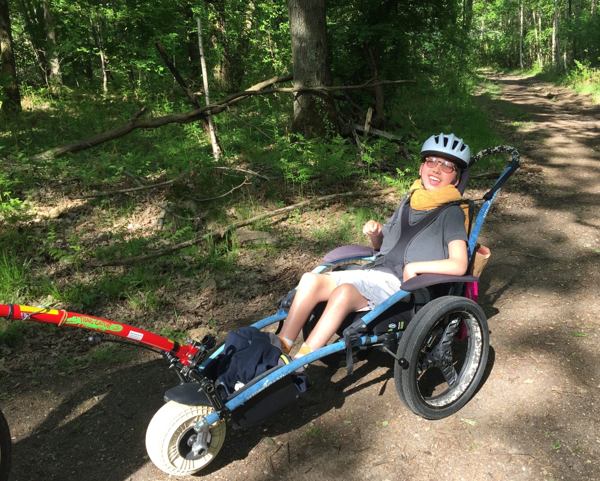 adolescent polyhandicapé en forêt